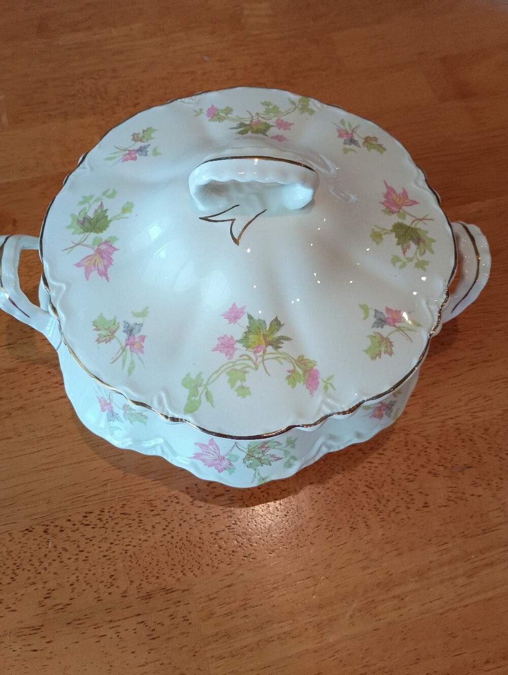 VINTAGE FROM THE 40'S PORCELAIN IVORY GLAZED LIDDED VEGETABLE CASSEROLE DISH.